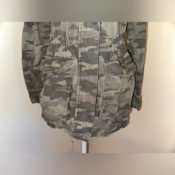 Women’s Universal Thread Canvas Jacket, Green Camo, Size Medium - Picture 3 of 9